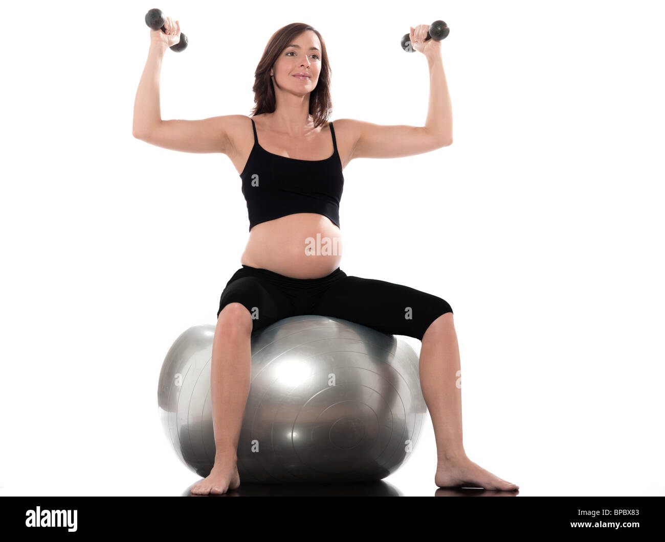 Mujer embarazada haciendo ejercicio con una pelota suiza