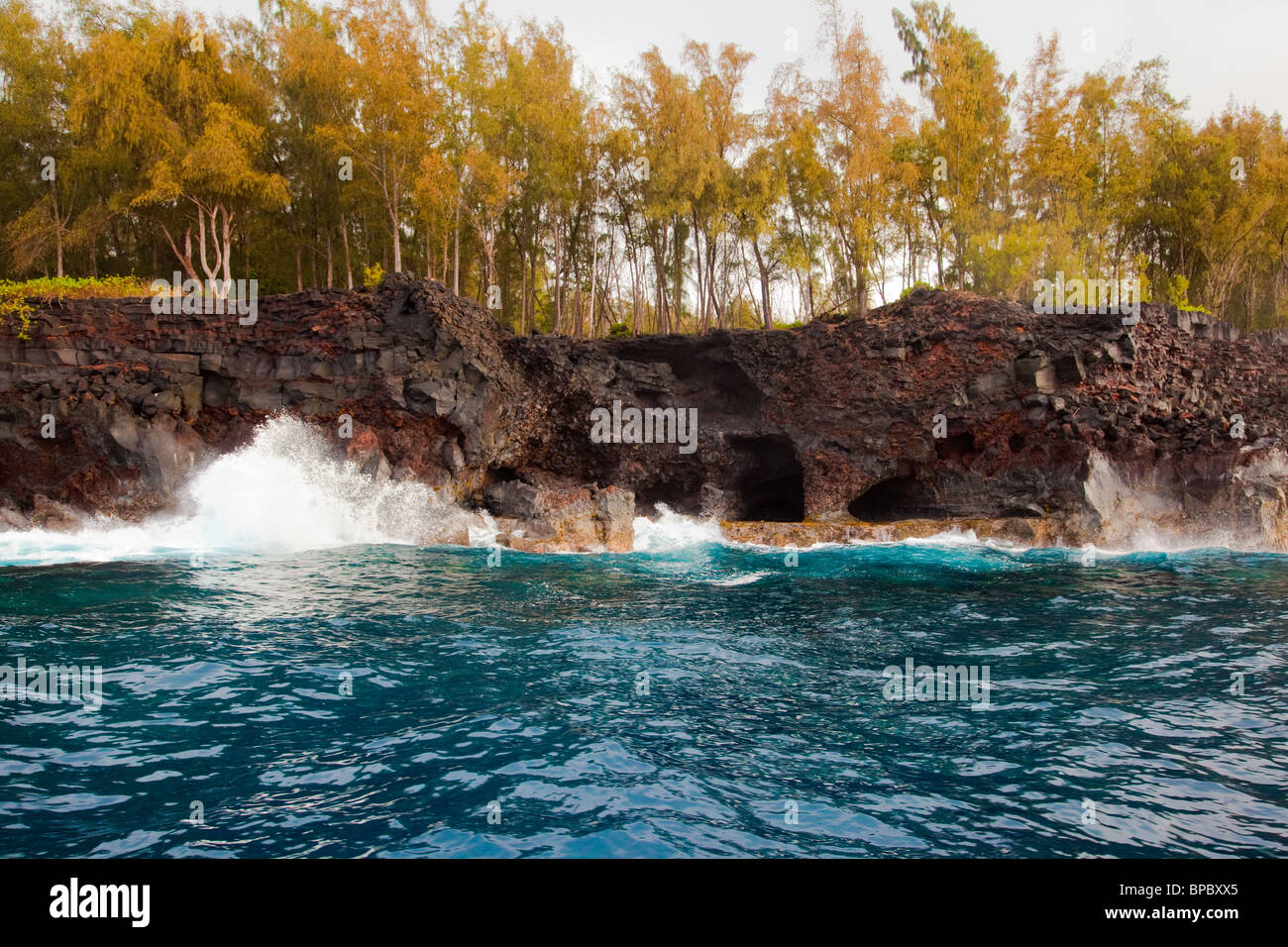 Cuevas de lava en Isla Grande de Hawaii. Las cuevas eran antiguos lugares de enterramiento. Foto de stock