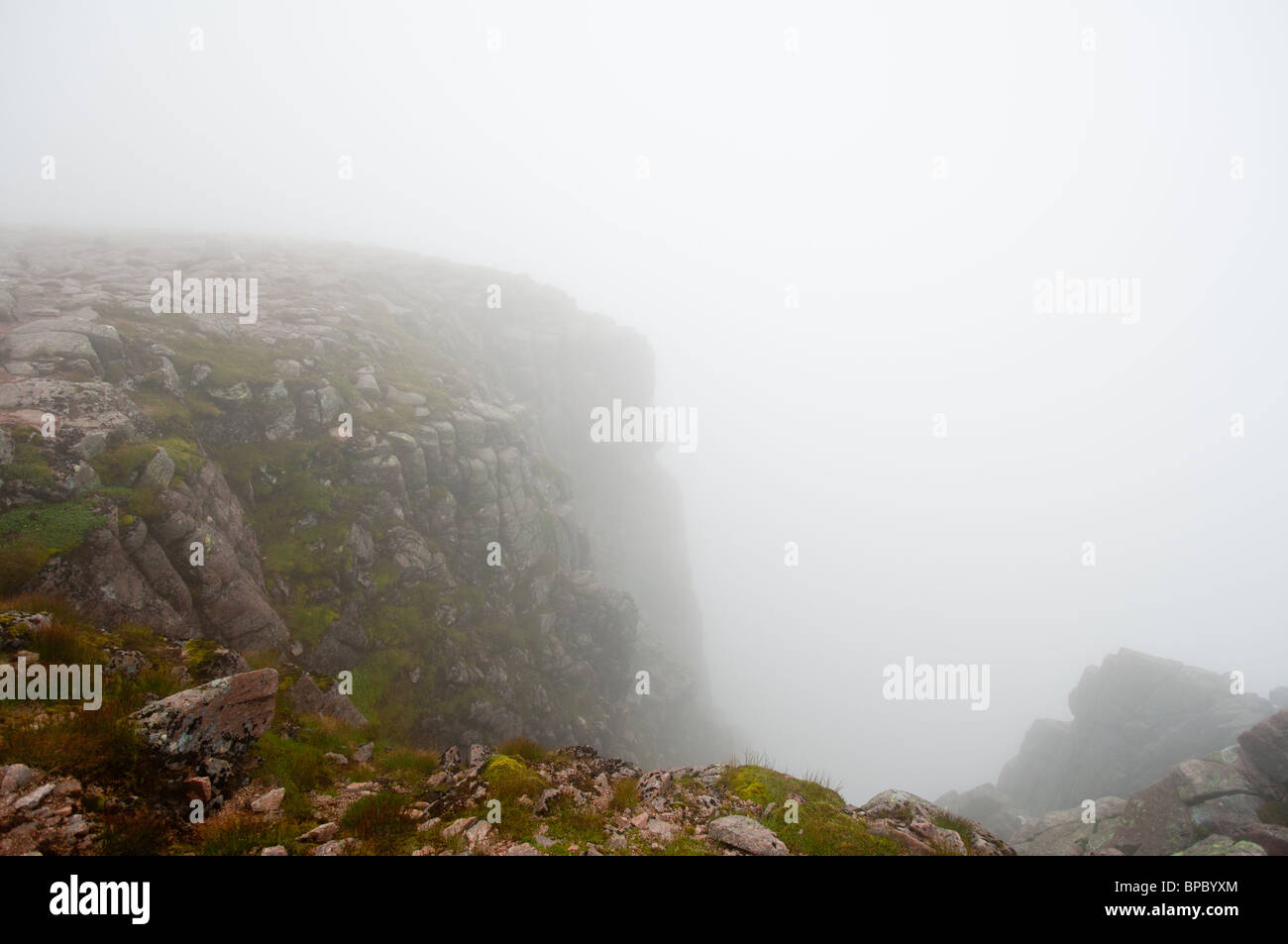 Precipicio en la niebla, las montañas de Cairngorm, Escocia Foto de stock