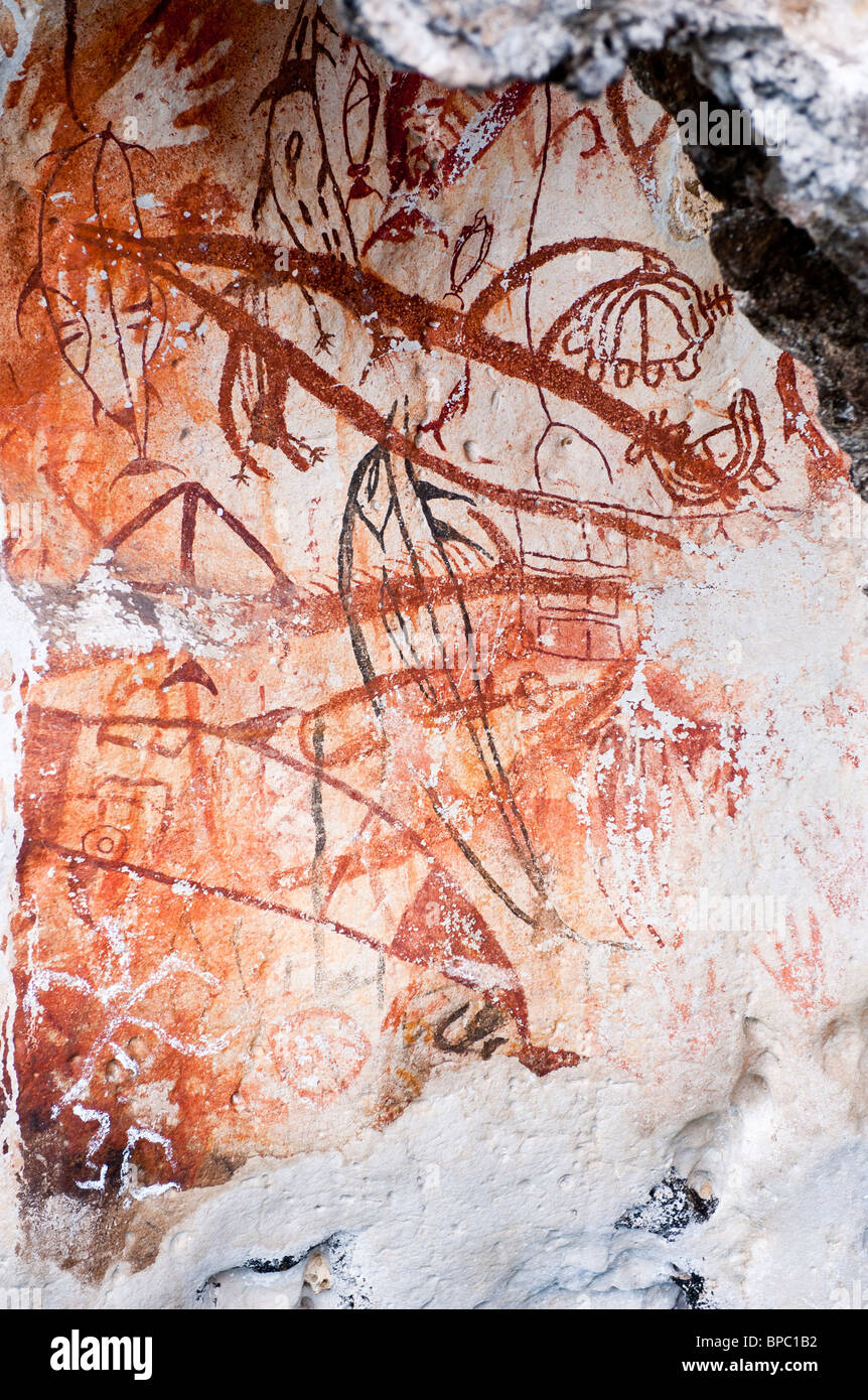 El arte rupestre prehistórico, Misool, Papua Occidental, Indonesia. Foto de stock