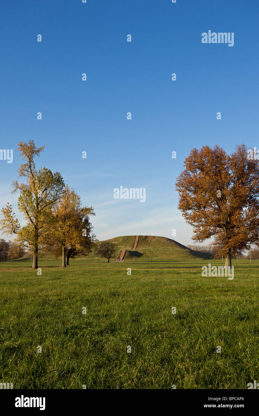 Monks Mound, el mayor montículo de barro hechas por el hombre en los Estados Unidos en Cahokia Mounds State Historic Site en Illinois, Estados Unidos. Foto de stock