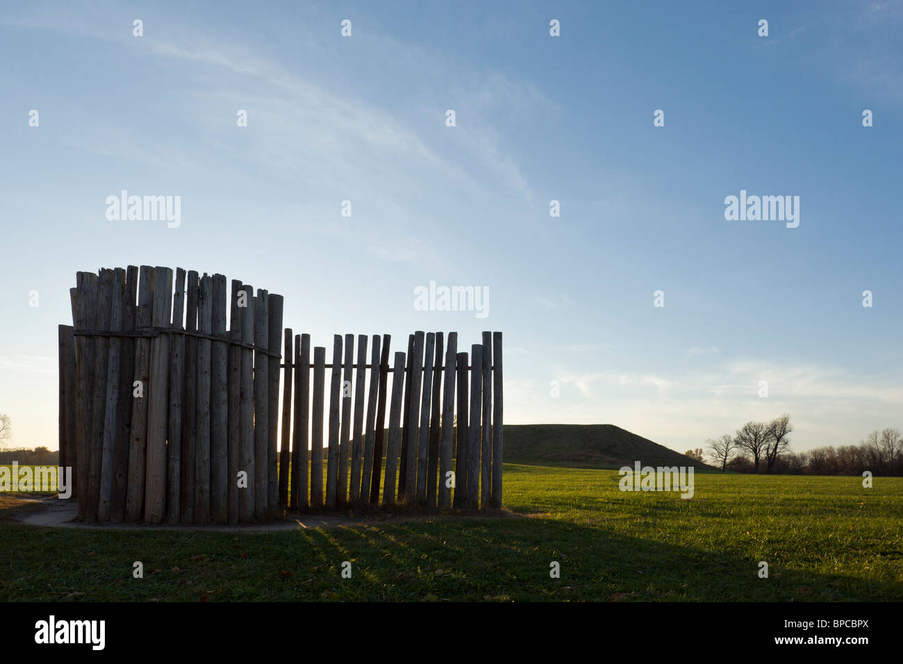 Los monjes montículo de madera con estacada en Cahokia Mounds State Historic Site, Illinois. Foto de stock