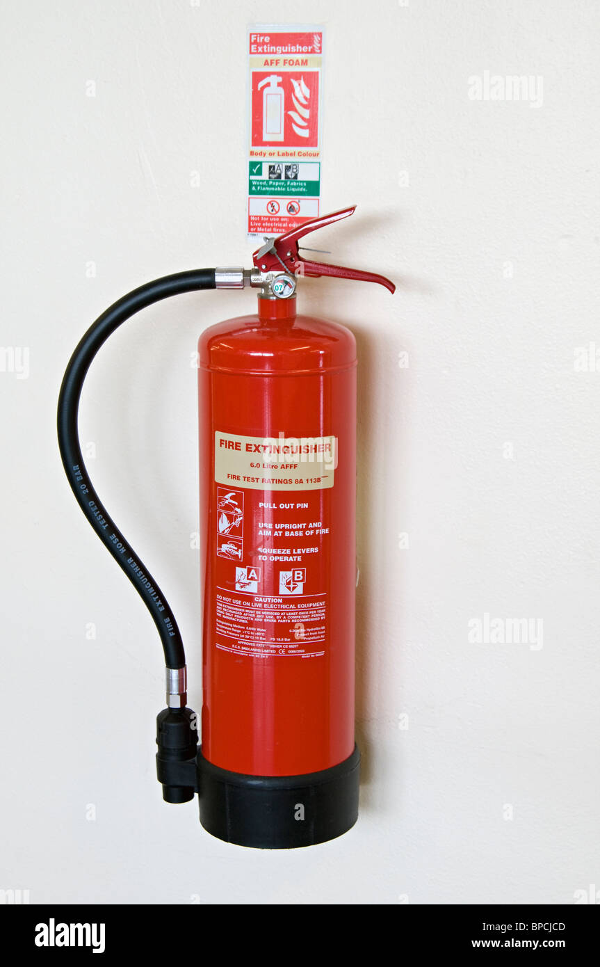 Fire extinguisher mounted to wall fotografías e imágenes de alta resolución  - Alamy