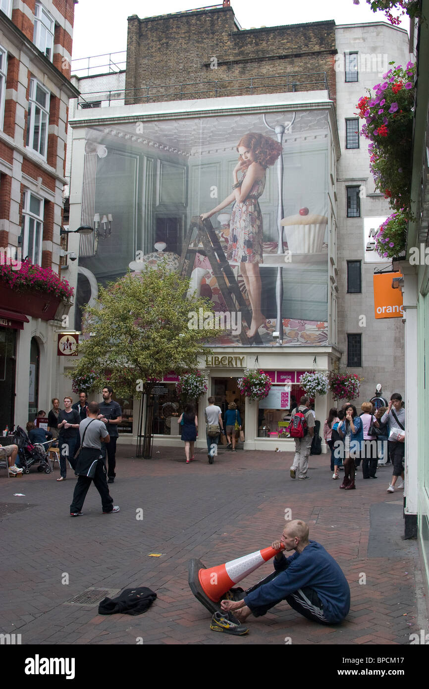 Londres mendigo sin hogar música mural Cono de tráfico Foto de stock