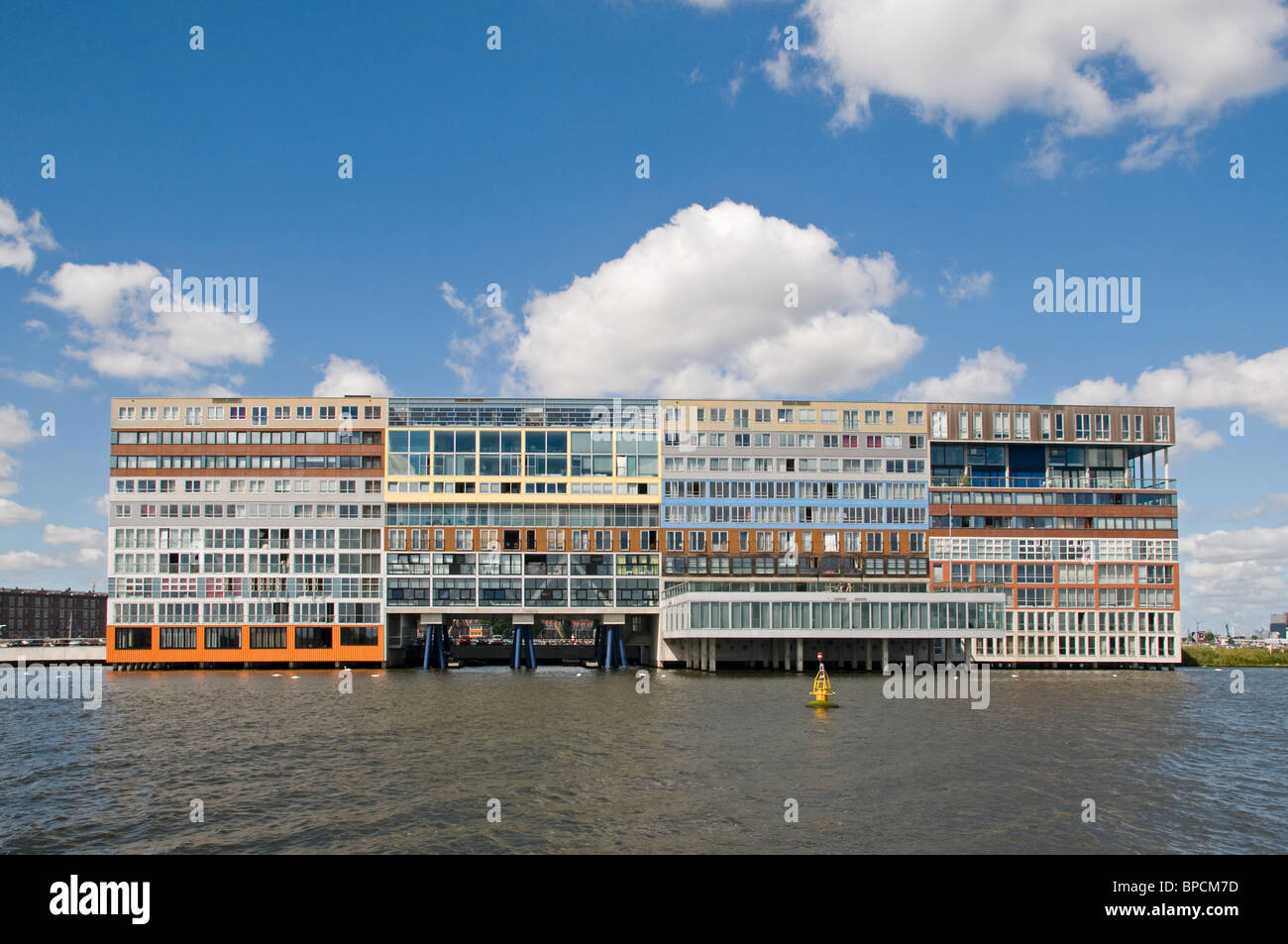 Amsterdam, Países Bajos la arquitectura moderna Apartamentos en Westerdoksdijkand entre Oude Houthaven IJ y puerto de canal Foto de stock
