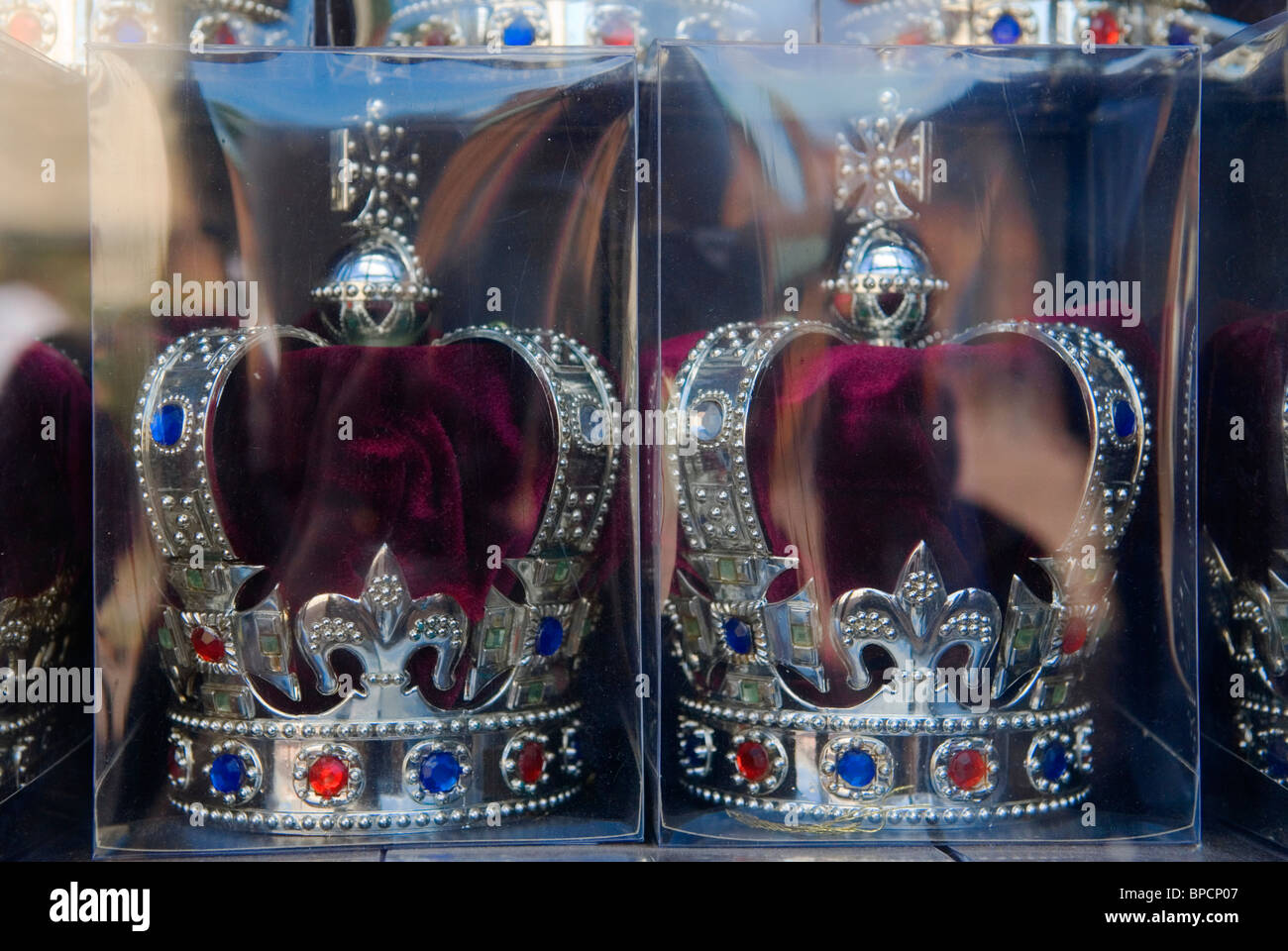 Tienda de souvenirs. Impartation royal coronas de estilo para la venta  HOMER SYKES Fotografía de stock - Alamy
