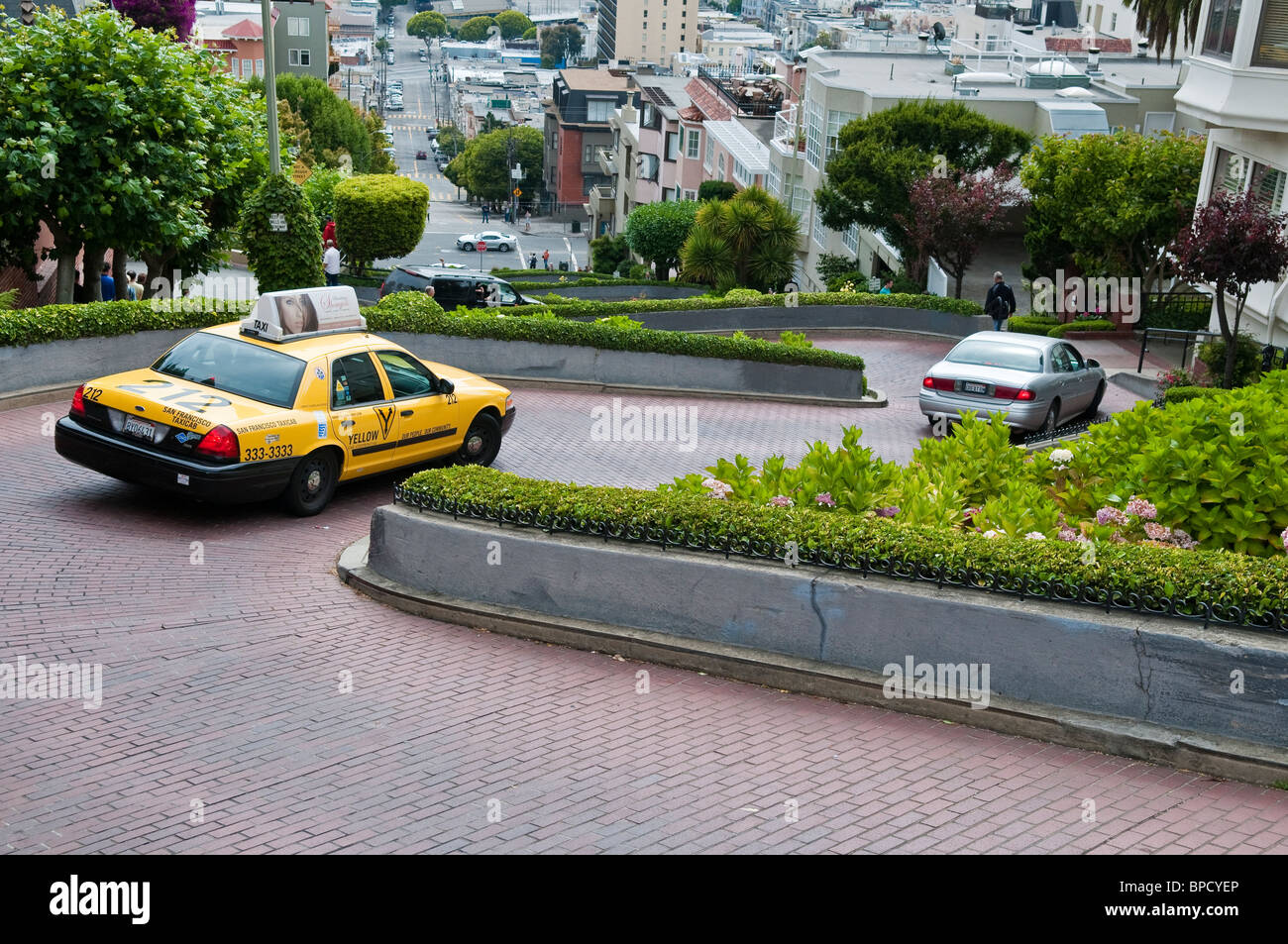Lombard Street con taxi amarillo, San Francisco, California, EE.UU. Foto de stock