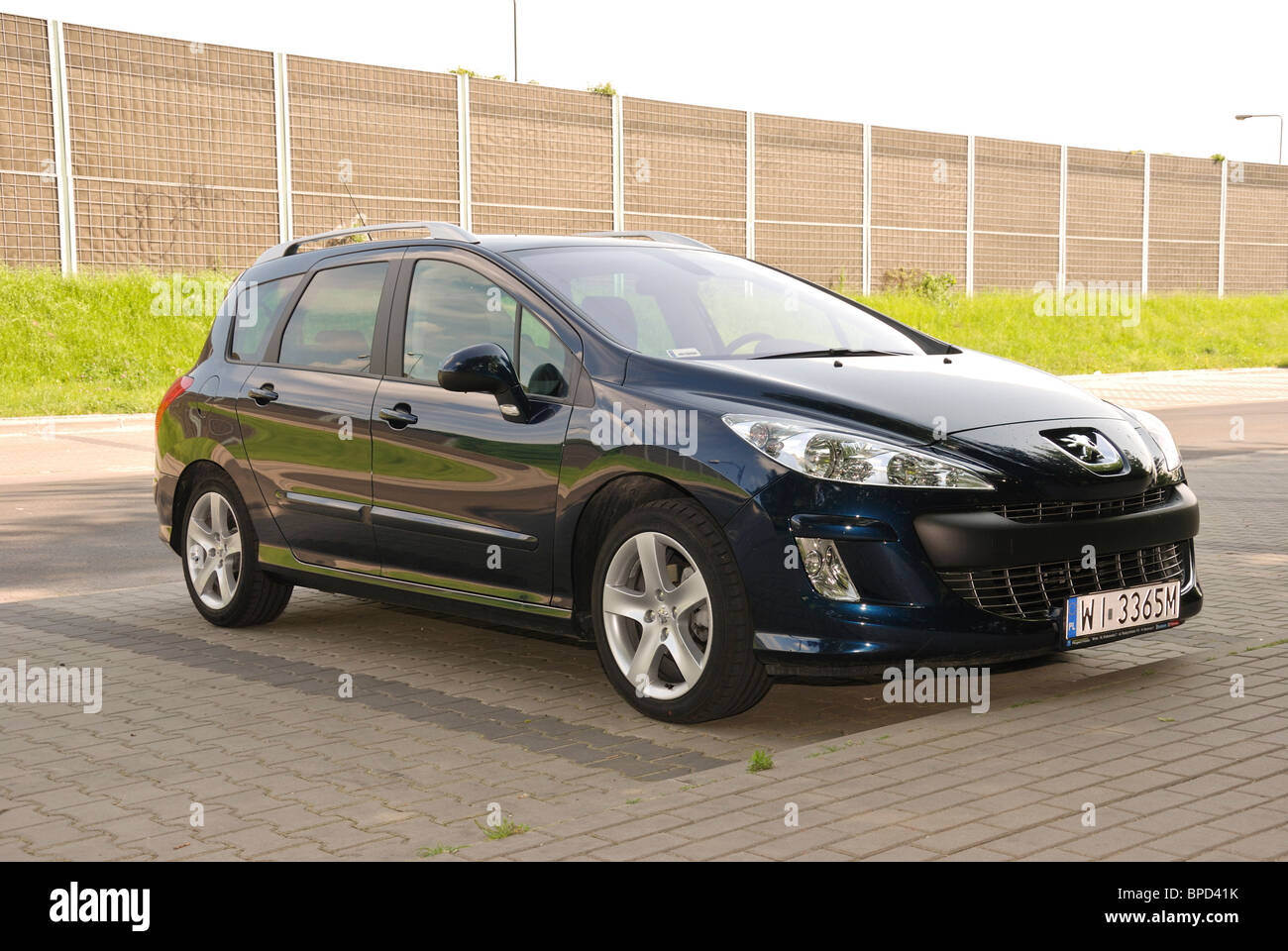 Peugeot 308 SW 1.6 HDI - MI 2010 - azul oscuro metalizado - Francés popular  coche de clase media-baja, el segmento C - espacio de estacionamiento  Fotografía de stock - Alamy