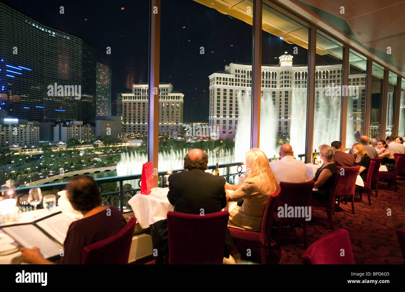 Los comensales en el restaurante de La Torre Eiffel, el Hotel París,  mirando en el Bellagio Hotel las fuentes, Las Vegas, Nevada, EE.UU  Fotografía de stock - Alamy