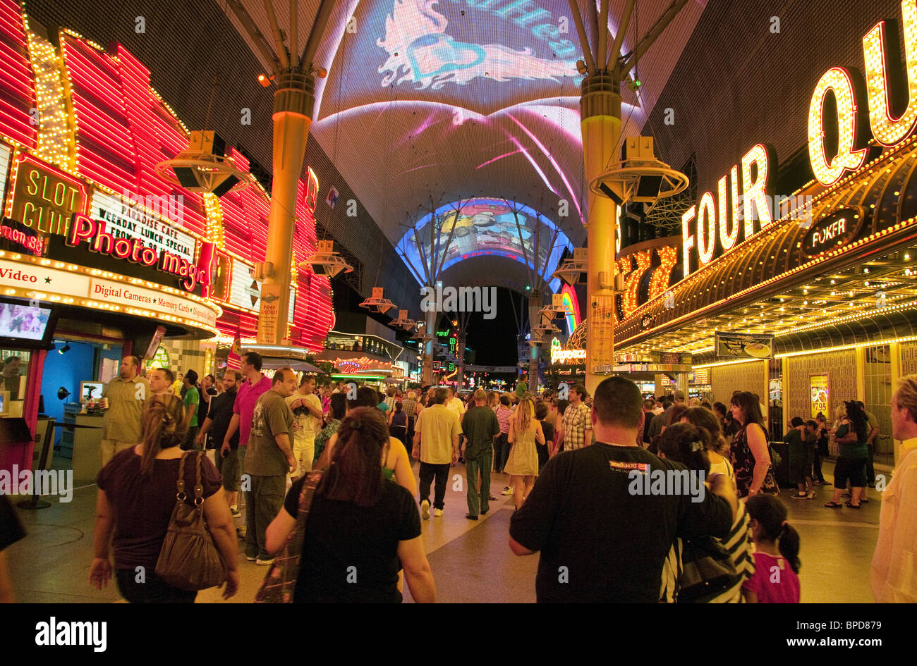 La gente disfruta de la vida nocturna de Las Vegas Downtown en Fremont  Street, Las Vegas, Nevada, EE.UU Fotografía de stock - Alamy