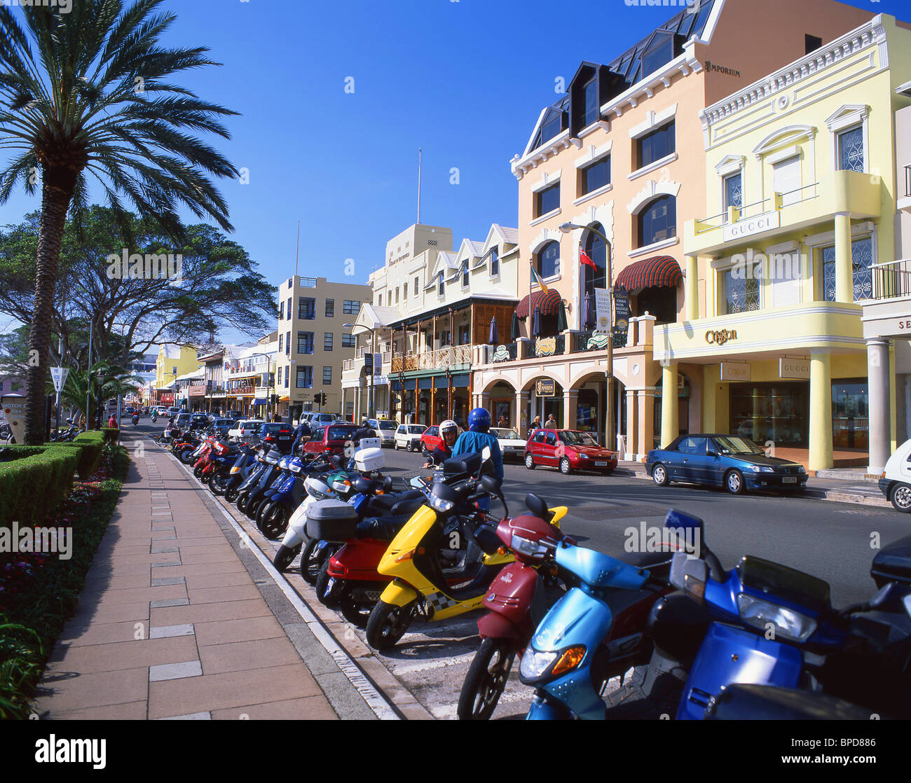Edificios coloniales de colores pastel, Front Street, Hamilton, Pembroke, Bermuda Parroquial Foto de stock