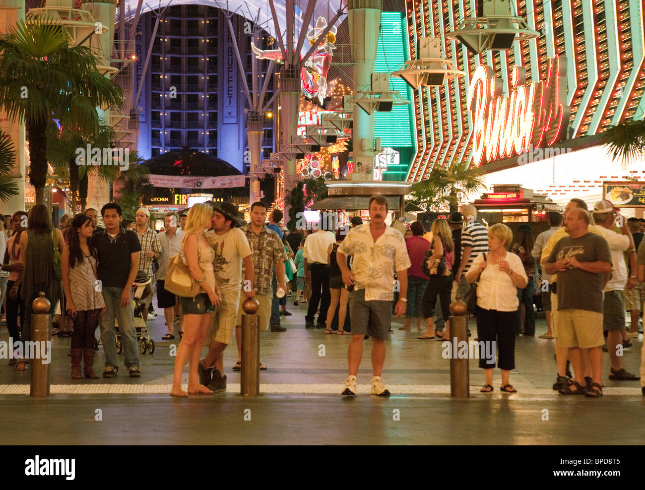 La gente disfruta de la vida nocturna de Las Vegas Downtown en Fremont  Street, Las Vegas, Nevada, EE.UU Fotografía de stock - Alamy