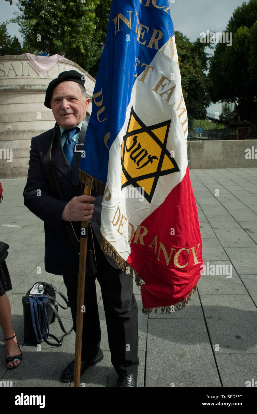 París, Francia, La ciudad celebra el aniversario de su liberación de la  ocupación Na-zi, Segunda Guerra Mundial. Retrato, viejo soldado judío  sosteniendo bandera francesa en la calle, persecución de judíos en europa,