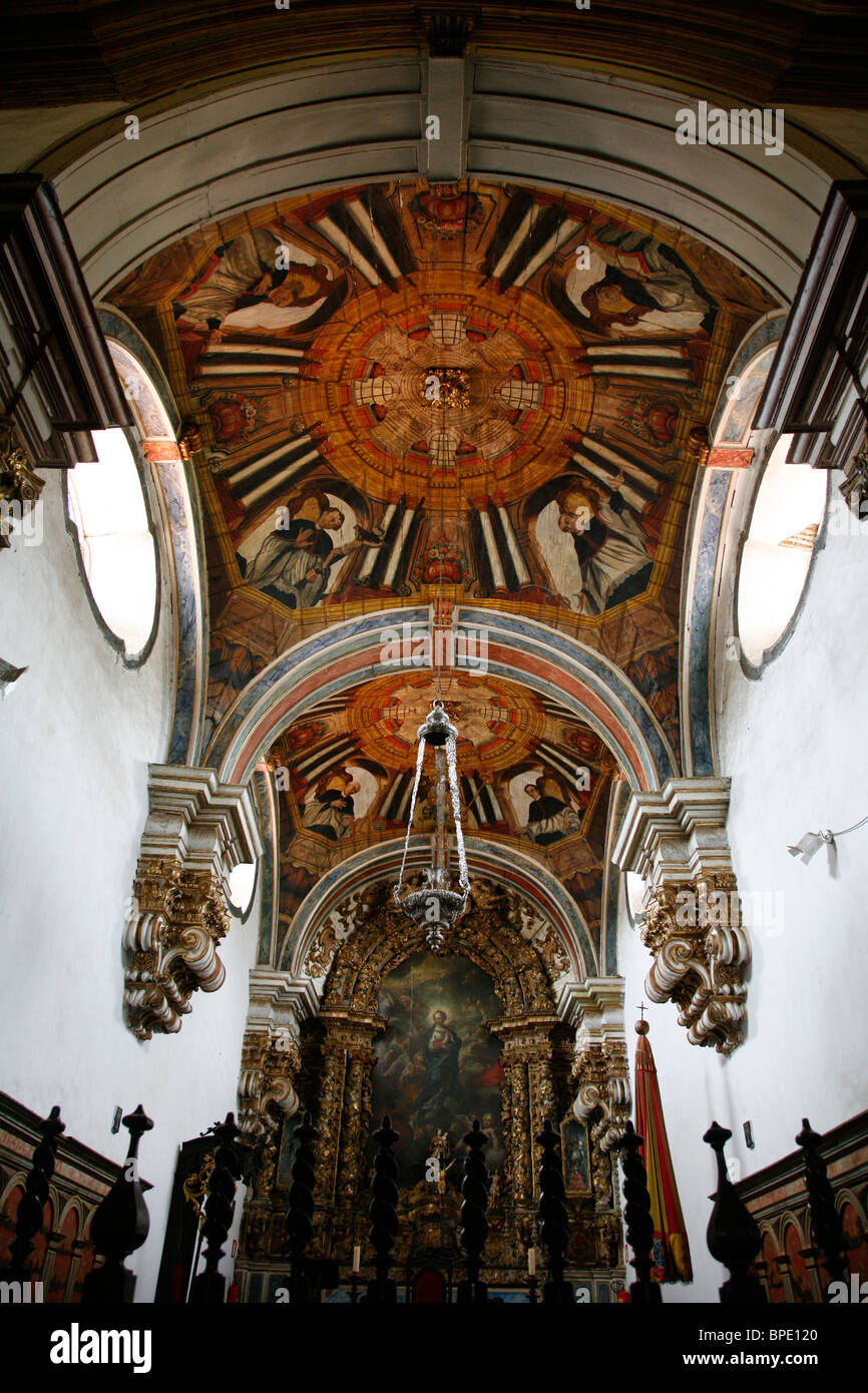El interior y el altar dorado de Catedral Basílica da Se (Nossa Senhora da Assuncao) en Praca da Se, Mariana, Minas Gerais Foto de stock
