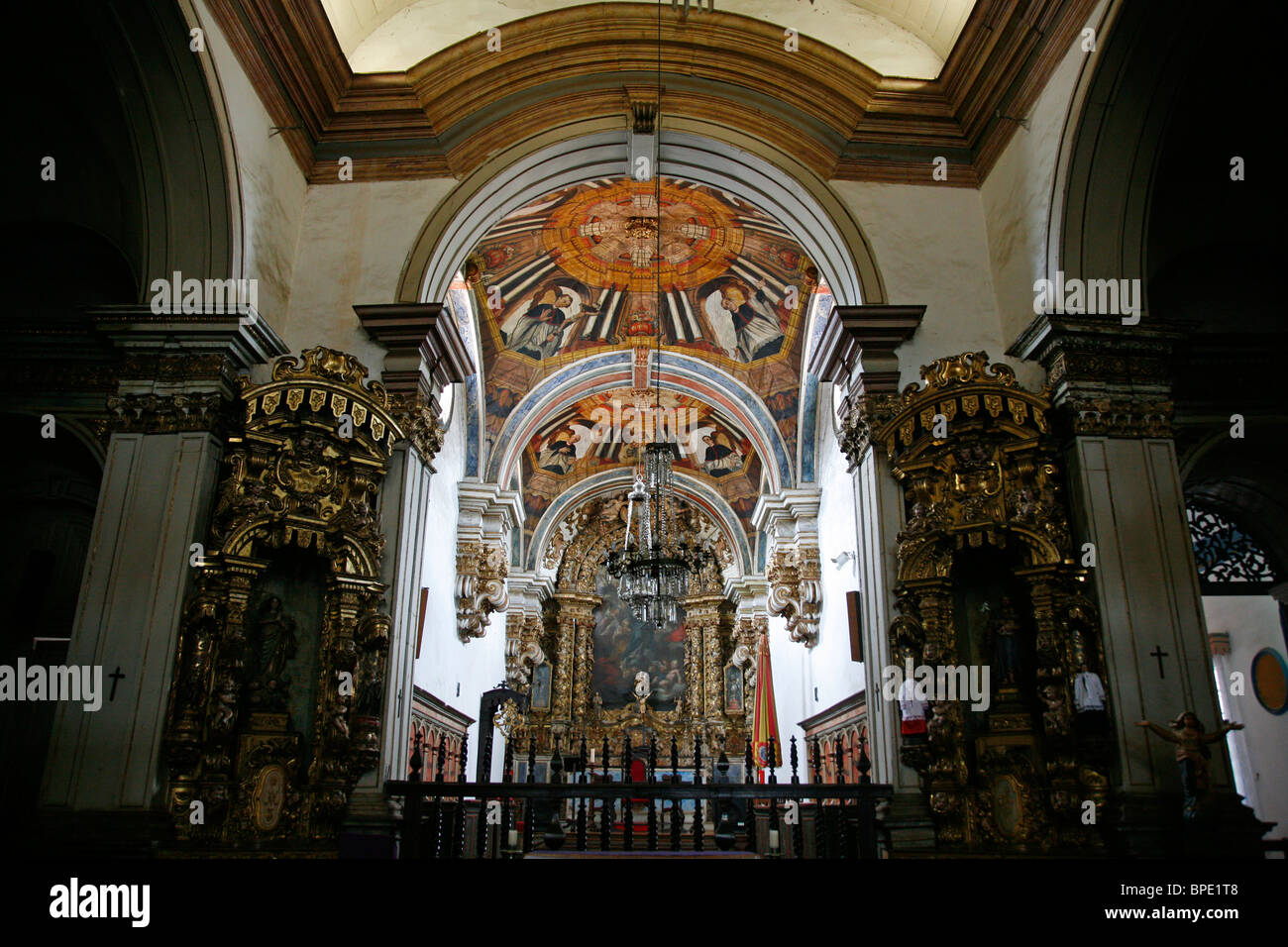 El interior y el altar dorado de Catedral Basílica da Se (Nossa Senhora da Assuncao) en Praca da Se, Mariana Foto de stock