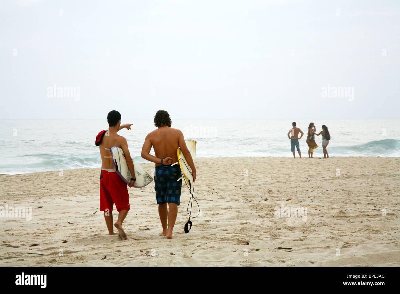 Los surfistas en la playa de Ipanema, Río de Janeiro, Brasil. Foto de stock