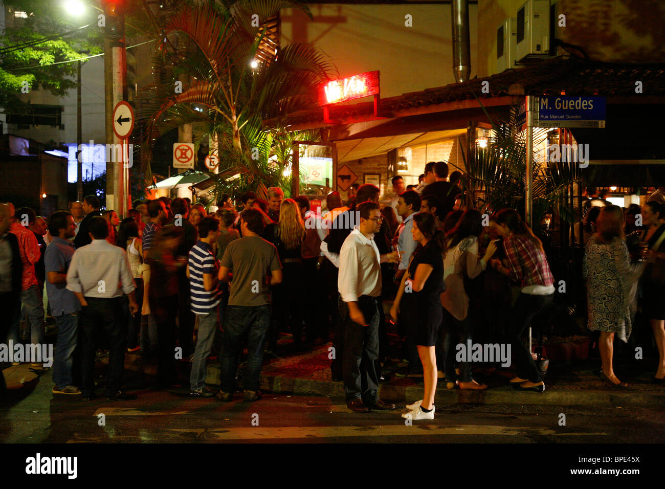 La gente en la Vaca Veja bar y restaurante en Itaim Bibi, Sao Paulo, Brasil  Fotografía de stock - Alamy