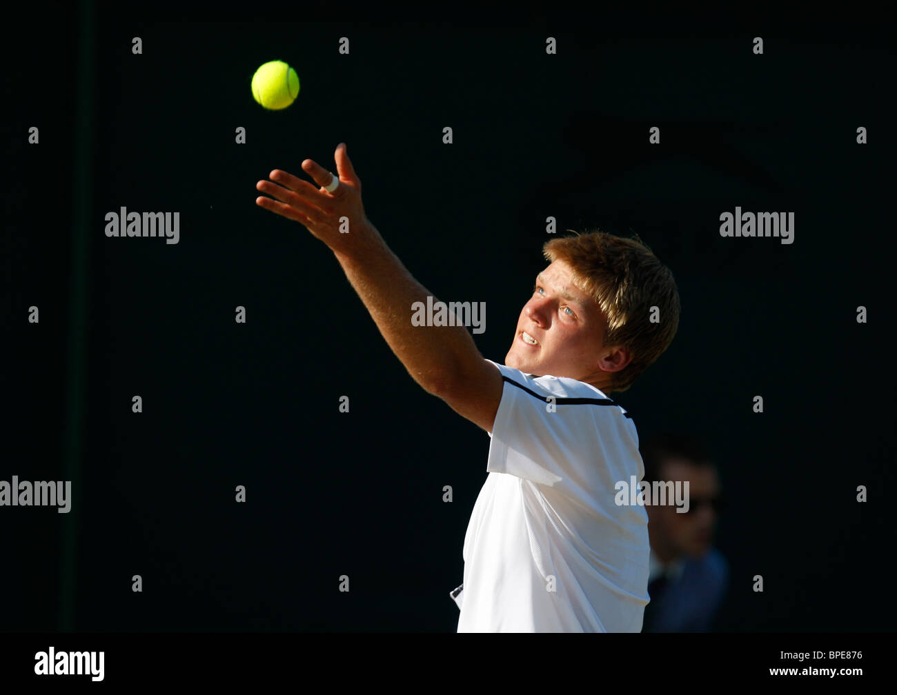 Kevin Krawietz de Alemania en acción en el 2010 de los campeonatos de Wimbledon Foto de stock