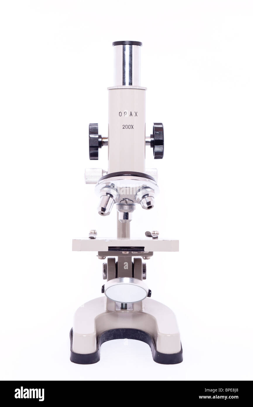 Un recorte de cerca de un microscopio sobre un fondo blanco. Foto de stock