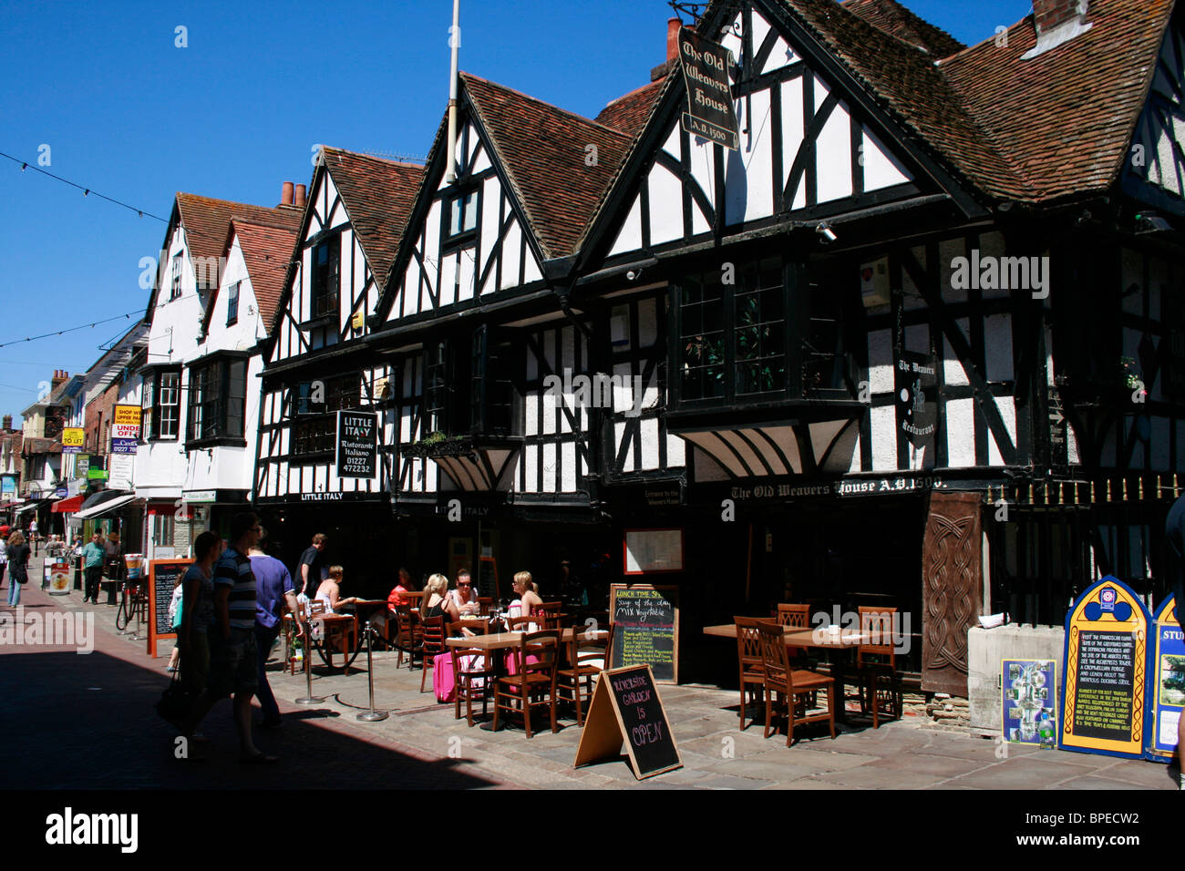 Los tejedores casas AD1500 ahora un popular restaurante en St Peter Street, Canterbury Foto de stock