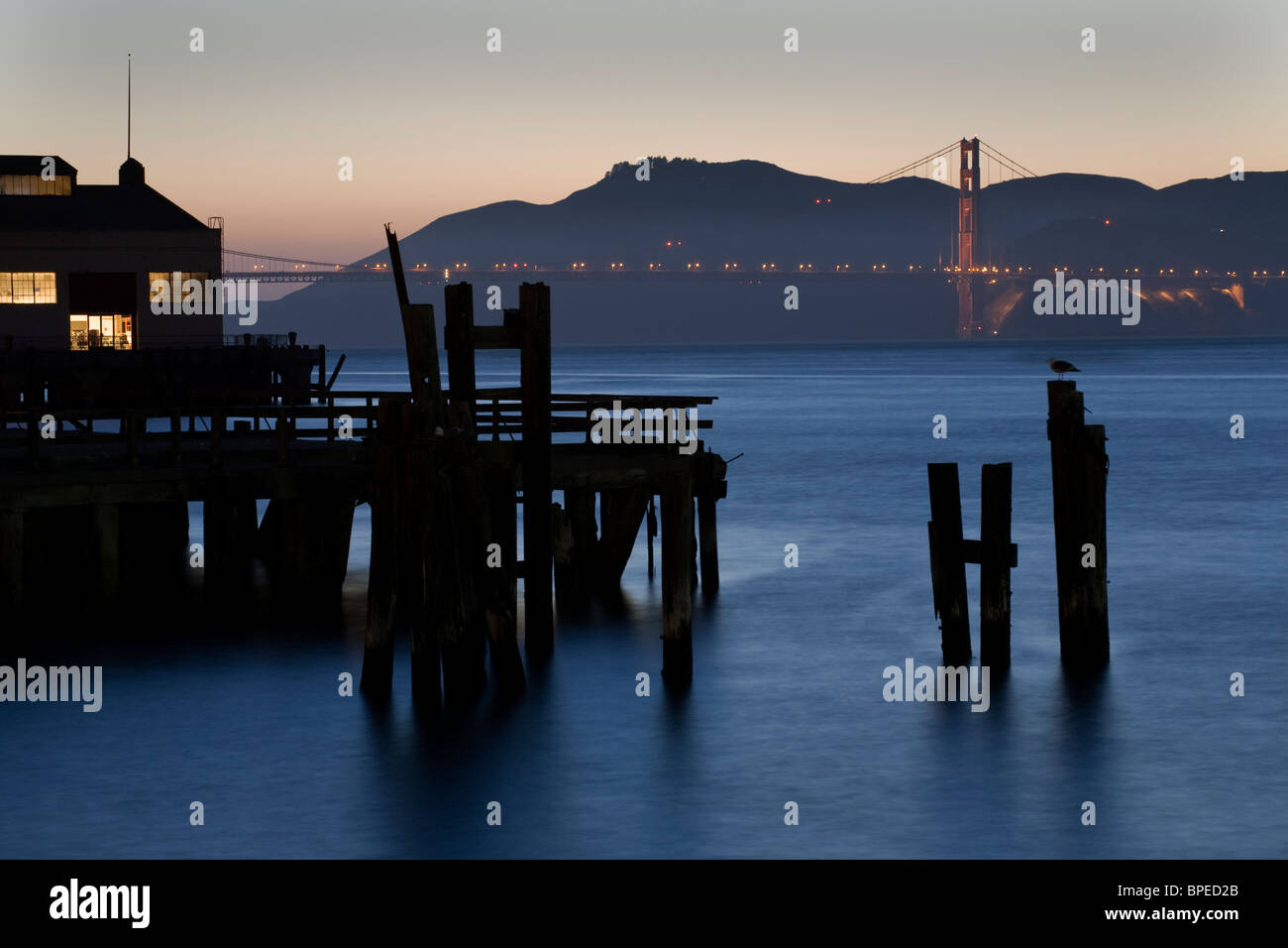 California, Estados Unidos, el Puente Golden Gate, la Bahía de San Francisco, muelles y pilotes en Fort Mason, el condado de Marin Headlands y colinas Foto de stock
