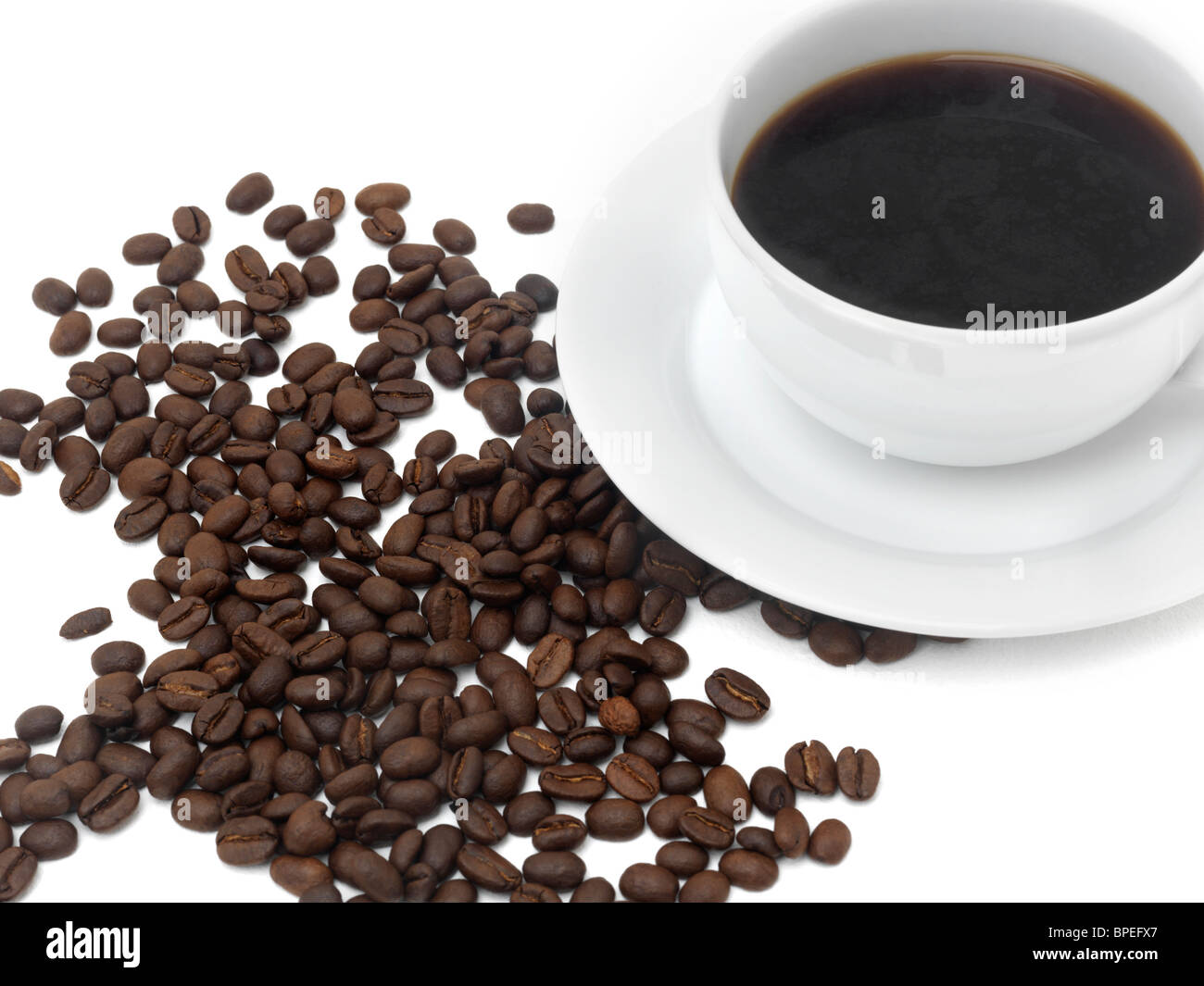 Taza de café brasileño y granos de café. Foto de stock