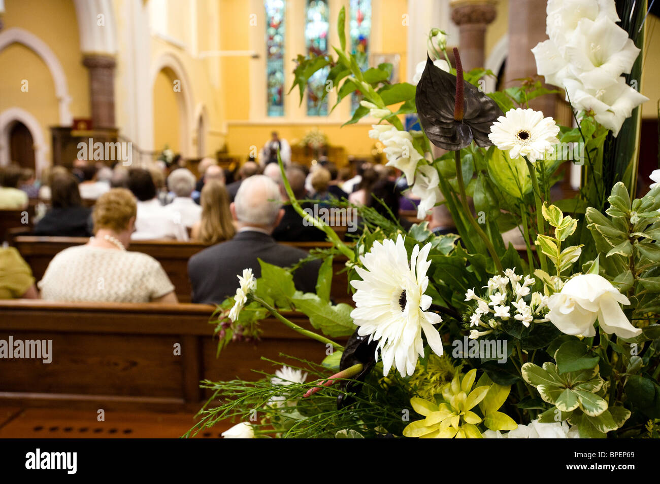 Flores de la boda en la iglesia Foto de stock