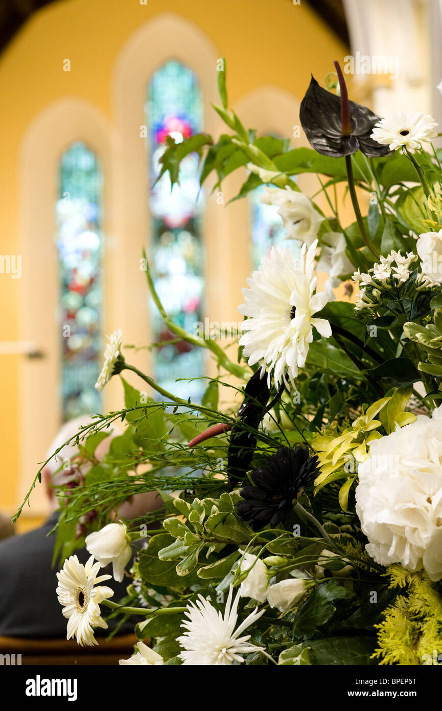 Flores de la boda en la iglesia Foto de stock