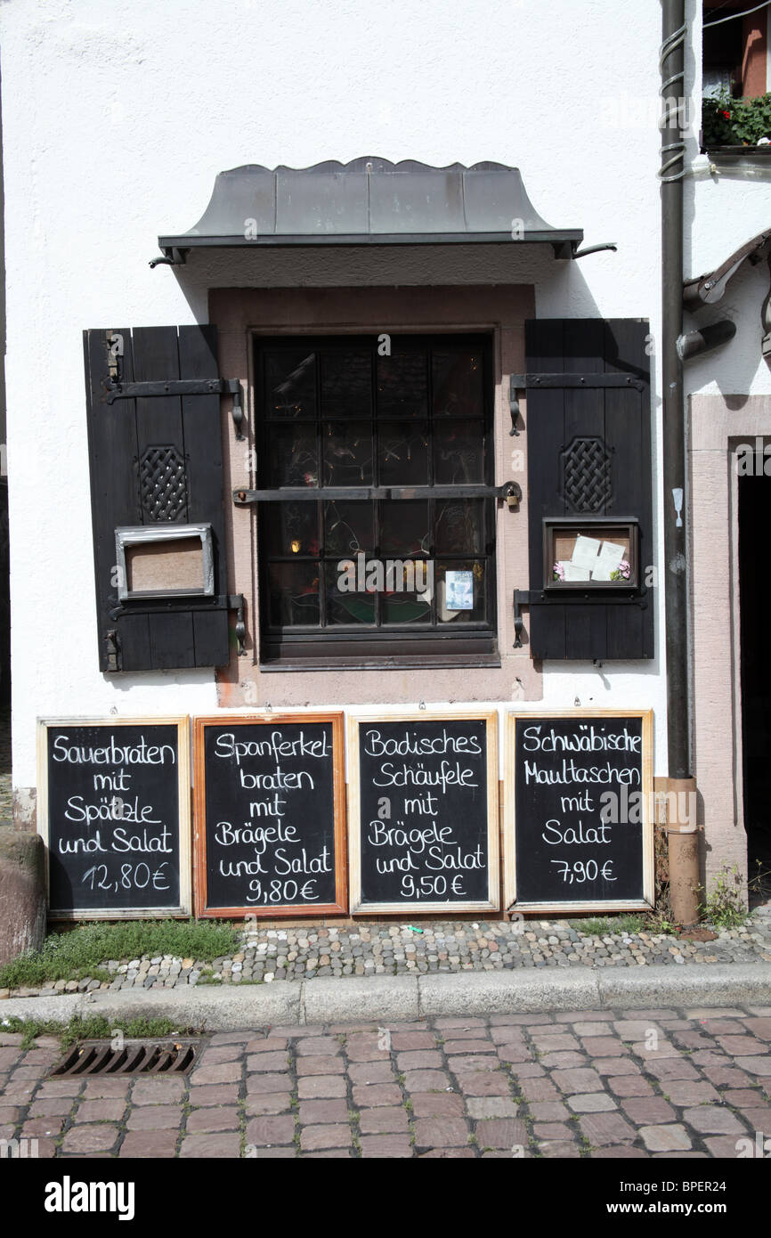 Tableros de menú fuera de un restaurante que sirve comida tradicional bávaro, Freiburg im Breisgau, Baden Württemberg, Alemania Foto de stock