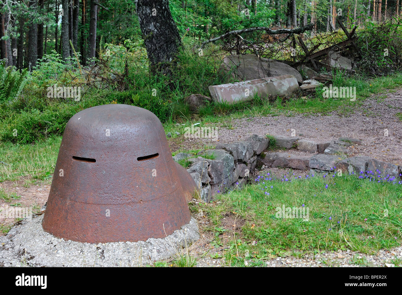 Torreta de observación / la cúpula de hierro de WWI trinchera en la Primera Guerra Mundial, un campo de batalla le linge en Orbey, Alsacia, Francia Foto de stock