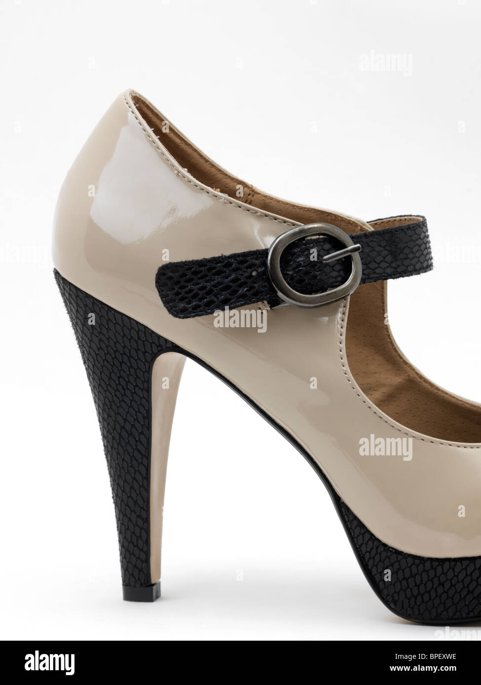 Sinceridad Responder Activo Cerca de señoras Crema y negro patente Mary Jane Plataforma Stiletto  zapatos de tacón alto Fotografía de stock - Alamy