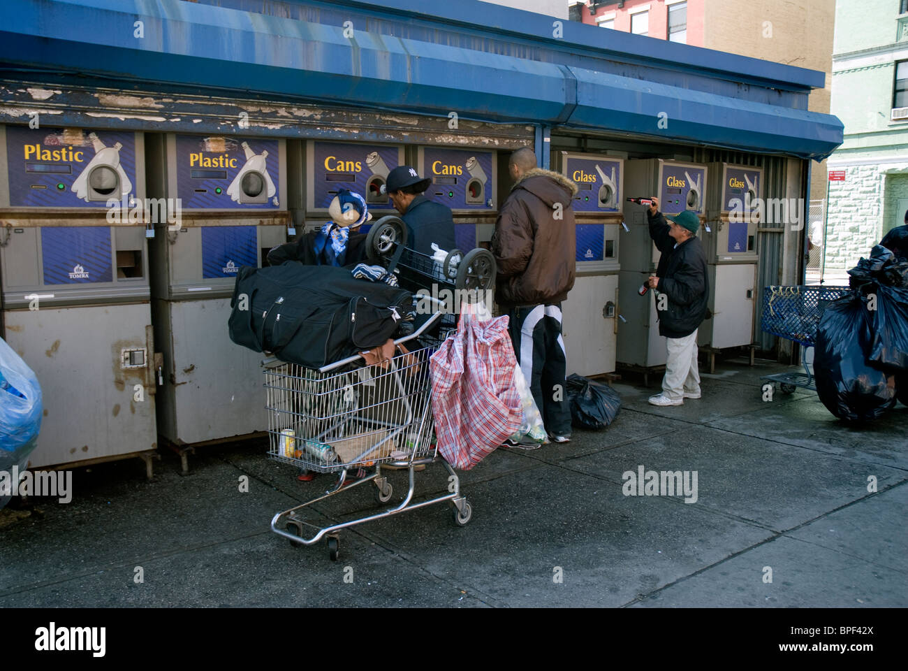 Lata y botella centro de reciclaje de Harlem en Nueva York donde las