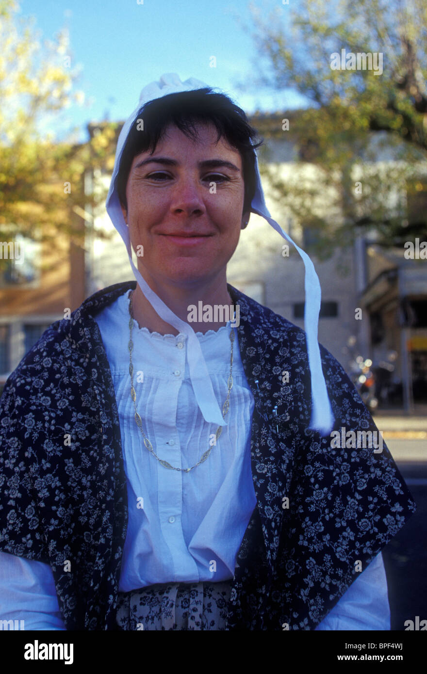 1, una francesa, mujer francesa, contacto visual, vista frontal, la cabeza y los hombros, retrato, festival, ciudad Pernes-les-Fontaines, Provenza, Francia Foto de stock