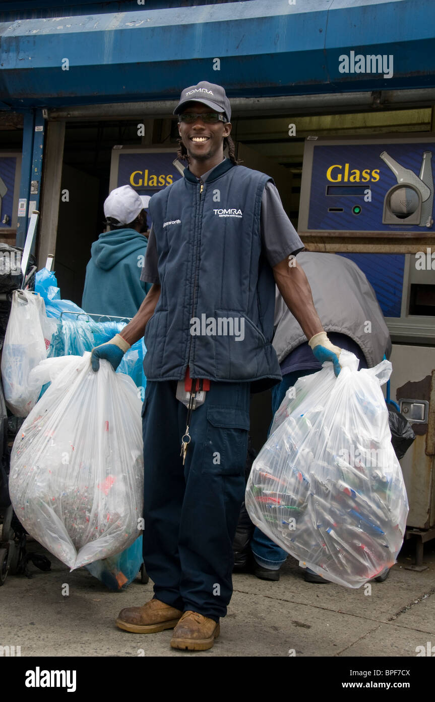 Lata y botella centro de reciclaje de Harlem en Nueva York donde las  personas sin hogar se reciclan por dinero en efectivo Fotografía de stock -  Alamy