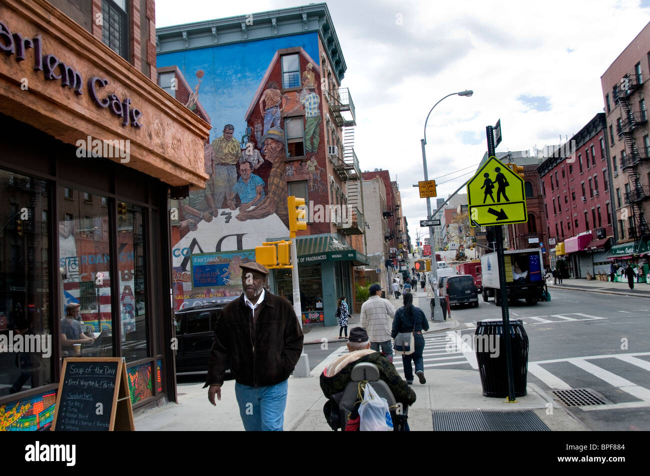 Calle de East Harlem sene con el mural de la gente local en segundo plano. Foto de stock