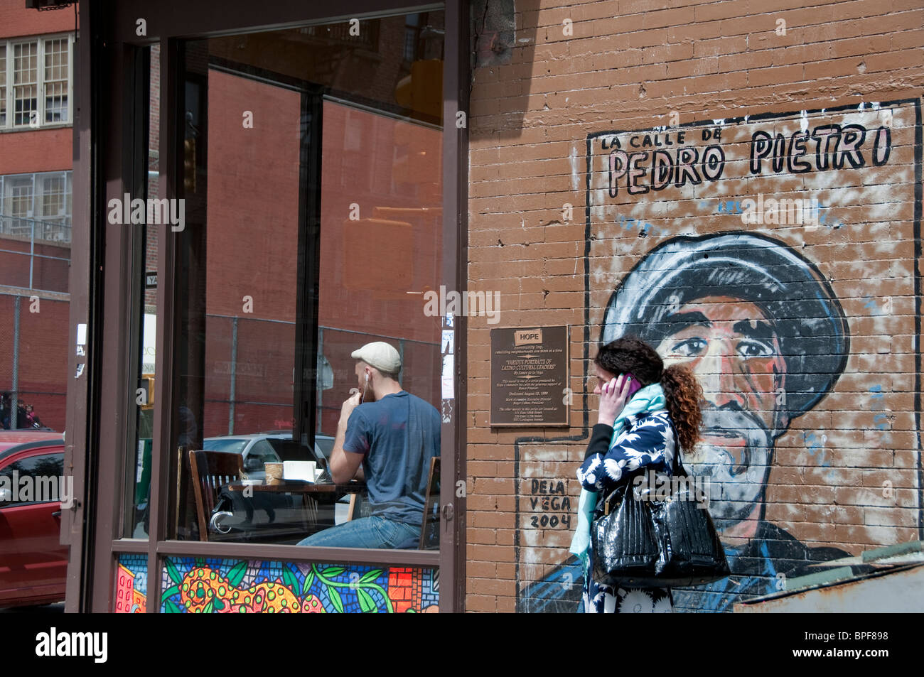 James De la Vega Nueva York artista callejero mural de Pedro Pietri en East Harlem Foto de stock