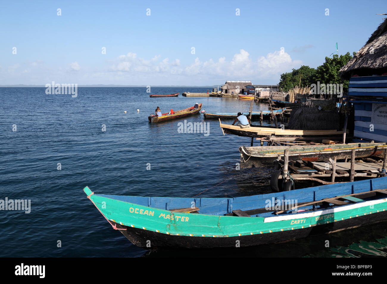 Botes de pesca de madera en Carti Tandup Island , las islas de San Blas,  Panamá Fotografía de stock - Alamy