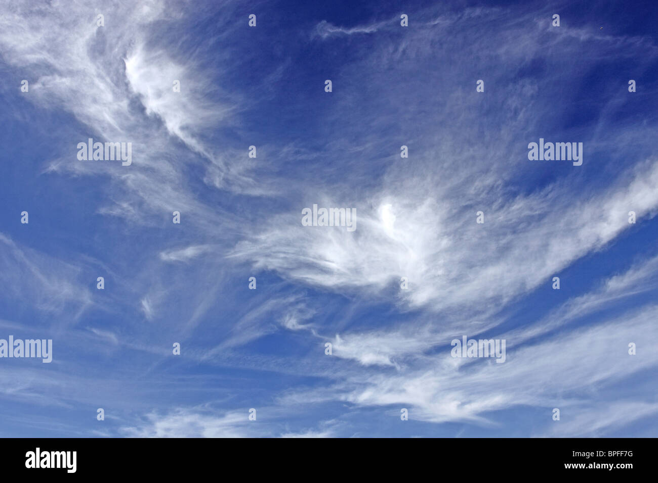 Tenues nubes contra el cielo azul profundo Long Island NY Foto de stock