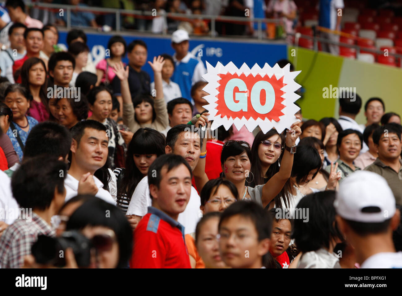 Pista y Campo fan mantiene signo de aliento durante eventos en el nido lugar durante los Juegos Paralímpicos de Pekín Foto de stock