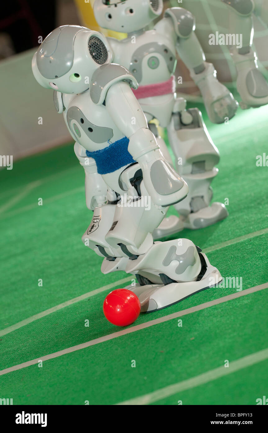 Robot soccer fotografías e imágenes de alta resolución - Alamy