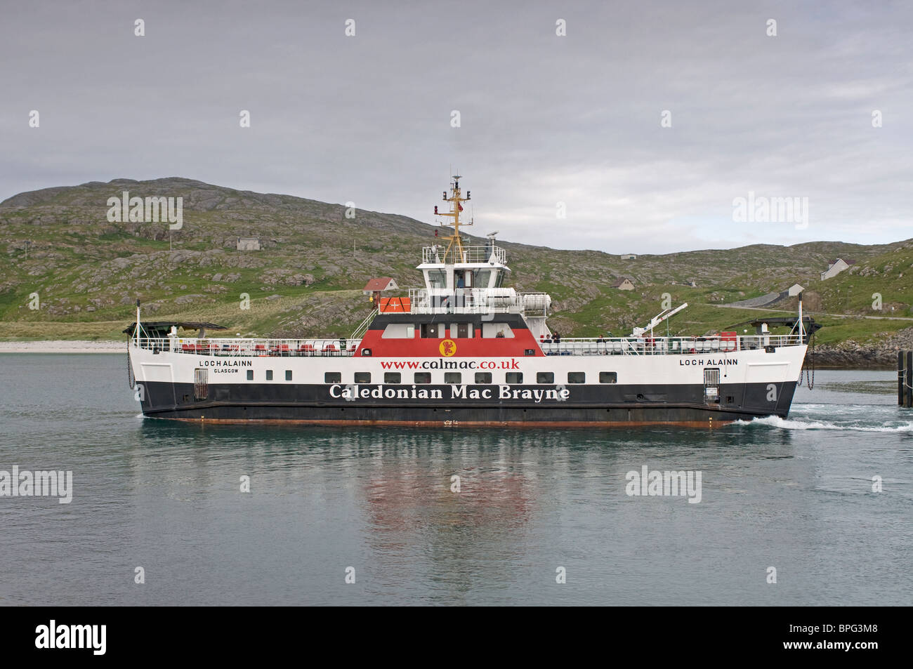 El Vehículo de pasajeros ferry Eriskay MV Loch Alainn dejando para el Hebridean Isla de barra. Escocia. Ocs 6481 Foto de stock