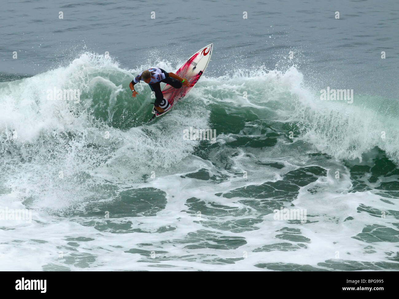Pro Surfer compitiendo el 'US Open' de Surf en Huntington Beach, California, EE.UU. Foto de stock