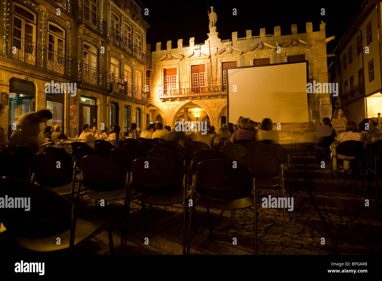 Festival de cine en la noche, principal centro de Guimaraes el Oliveira Square en Guimaraes, Portugal Foto de stock