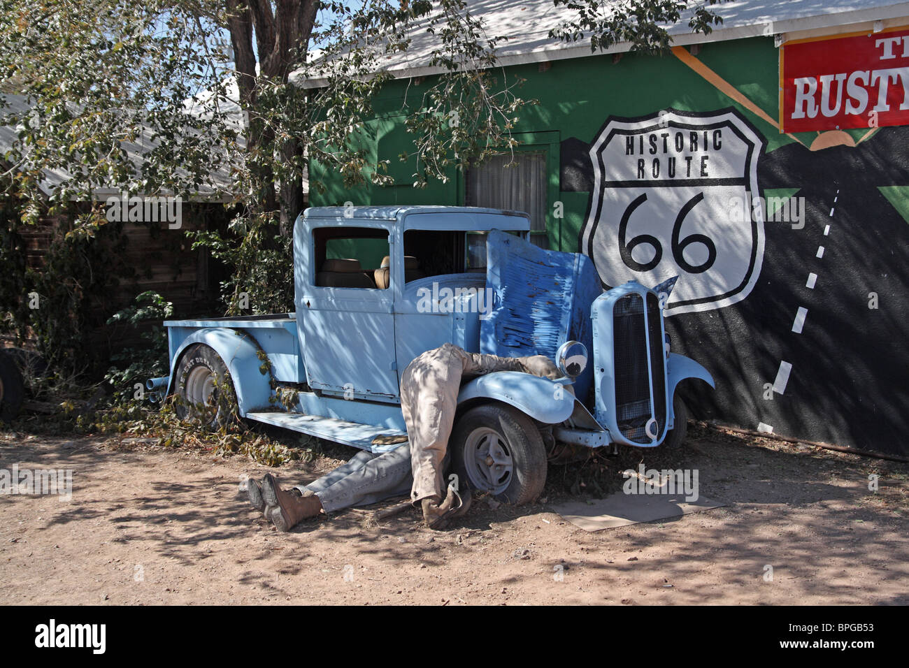La ruta 66, Seligman, Arizona, . - mostrando mecánica modelo  trabajando en coche viejo Fotografía de stock - Alamy