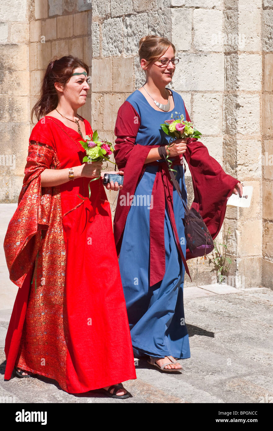 Dos mujeres los invitados a una boda en trajes medievales - Indre-et-Loire, Francia. Foto de stock