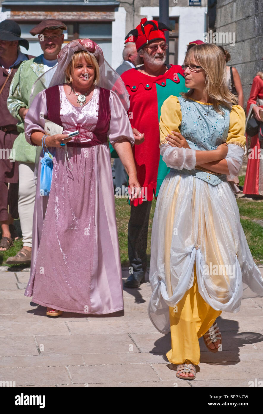 Grupo de invitados a la boda en trajes medievales - Indre-et-Loire, Francia. Foto de stock