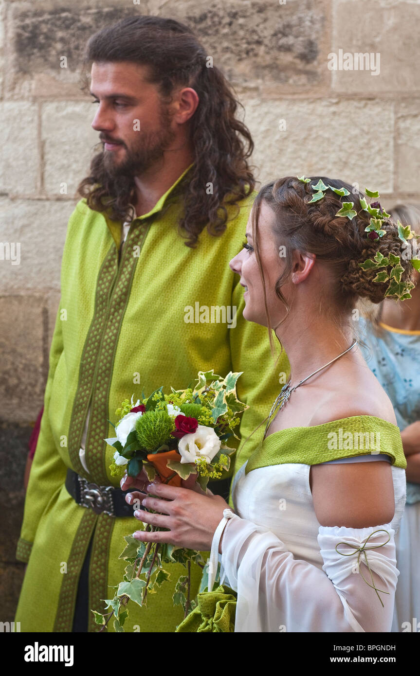 La novia y el novio en trajes medievales en la ceremonia de boda -  Indre-et-Loire, Francia Fotografía de stock - Alamy
