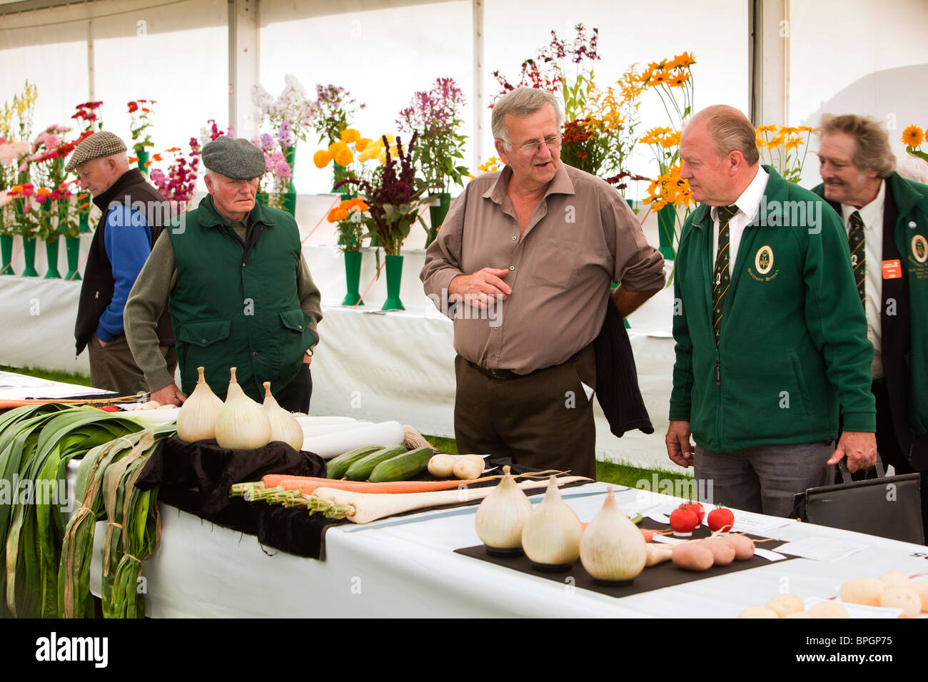 Reino Unido, Inglaterra, Merseyside, Southport Flower Show, agricultor hablando con los funcionarios de la Sociedad Nacional de verduras Foto de stock