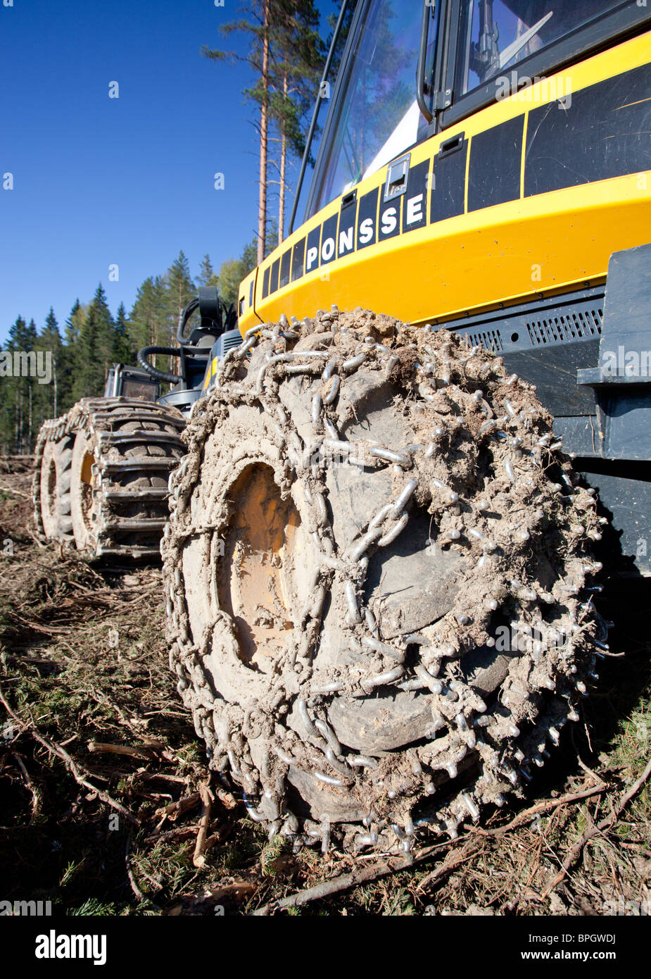 Sucio Ponsse Beaver neumáticos para cosechadoras forestales con cadenas para  neumáticos, Finlandia Fotografía de stock - Alamy