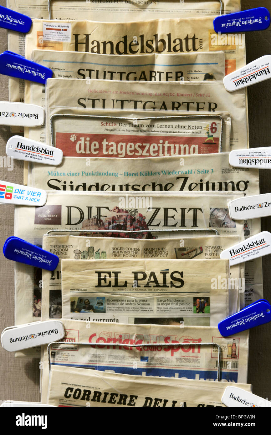 Alemán, Italiano y Español periódicos en venta fuera de una tienda de papel en Freiburg im Breisgau, Alemania Foto de stock